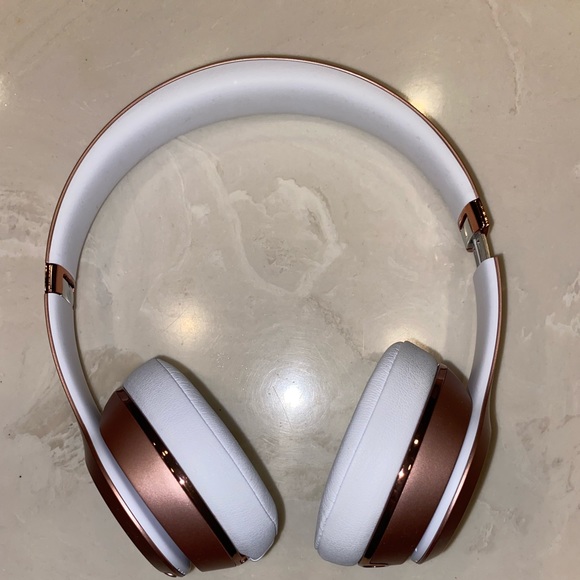 beats solo 3 wireless - Picture 2 of 3